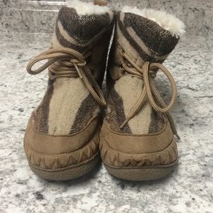 Girls Size 5/6 PawPaw Aztec Boots.